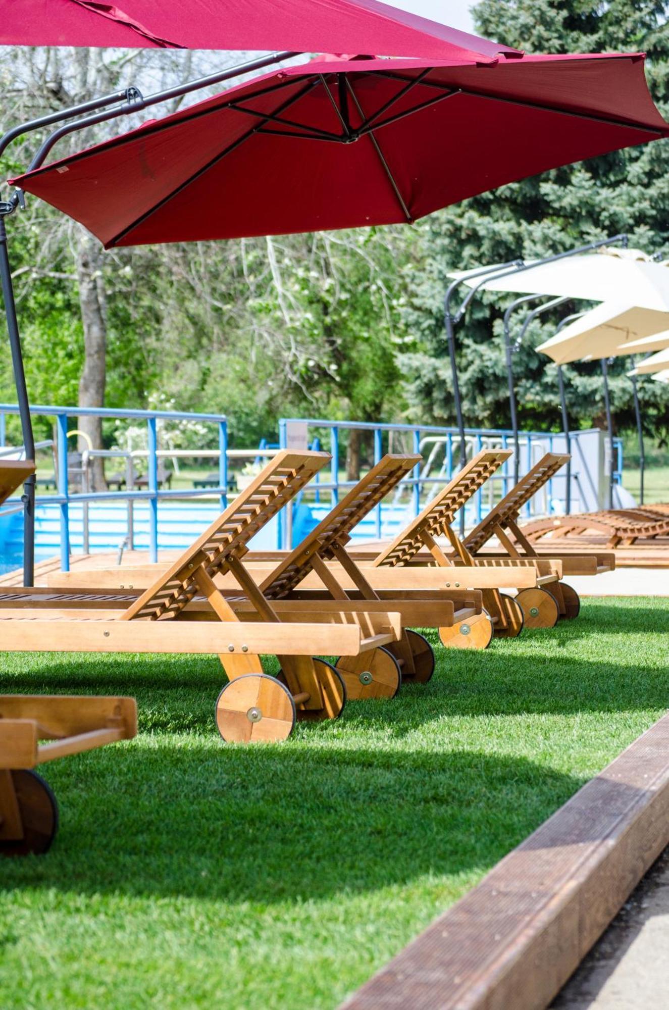 Sziksosfuerdo Strand Es Kemping Segedyn Zewnętrze zdjęcie